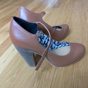 Cognac pumps with ankle strap